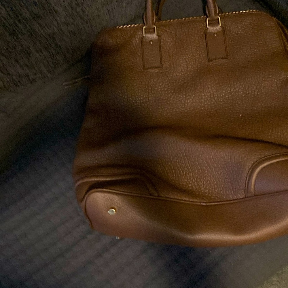 For sale burberry bag larg in size it is a leather bag great for traveling nice